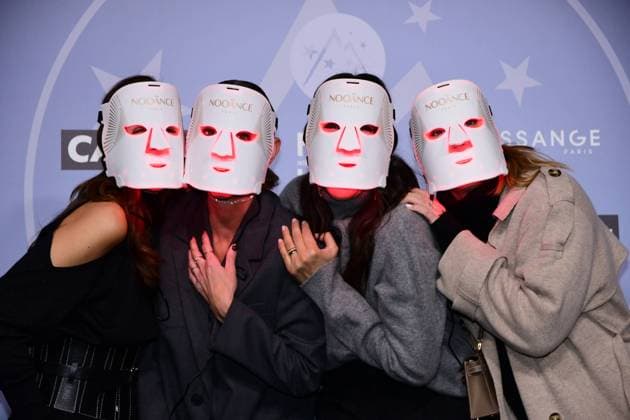 Bilder des Jahres 2025, Entertainment 01 Januar Entertainment Themen der Woche KW03 People At The Alpe D Huez Comedy Film Festival Influencers wear a Nooance brand mask at the Alpe d Huez Comedy Film Festival in France on January 14, 2025. Alpe Huez Isere France  Copyright: xRomainxDoucelinx originalFilename: doucelin-influenc250114_npXLu.jpg