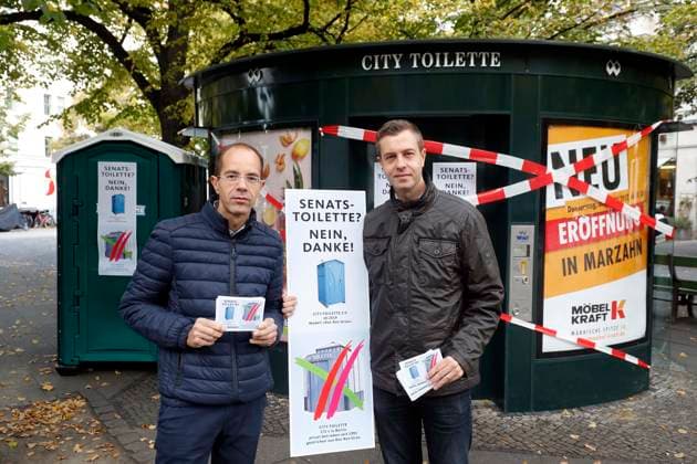 City-Toilette der Wall GmbH in Berlin wird ab 2019 de facto abgeschafft, keine Verlaengerung des Kooperationsvertrag mit dem Land Berlin, symbolische Aktion gegen diesen Beschluss des Senat der Berliner CDU mit Stefan Evers und Christian Graeff und einem DIXI-Klo, Berlin Deutschland, Germany *** City Toilet the Wall GmbH in Berlin will from 2019 de facto abolished, none Extension of Cooperation agreement with the Country Berlin, Symbolic Action against this Decision of Senate the Berlin CDU with Stefan Evers and Christian Graeff and a Dixi Loo, Berlin Germany, Germany