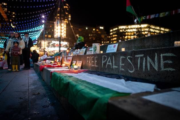 January 15, 2025, Vancouver, Bc, CANADA: People gather to celebrate the Gaza ceasefire and hostage deal reached between Israel and Hamas in Vancouver, on Wednesday, January 15, 2025. Vancouver CANADA  - ZUMAc35_ 20250115_zaf_c35_229 Copyright: xEthanxCairnsx