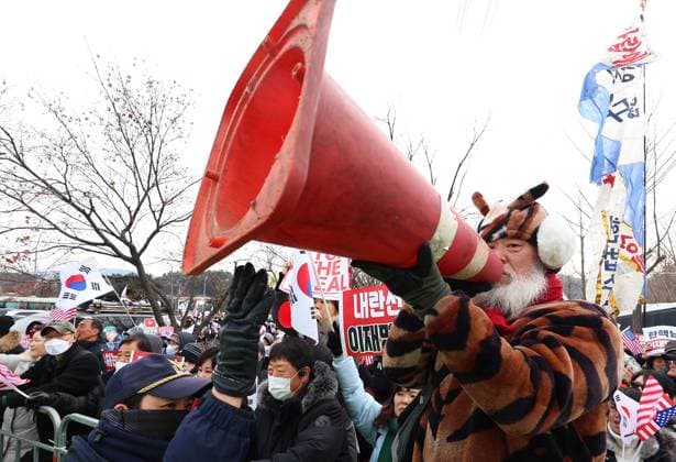 Bilder des Jahres 2025, News 01 Januar News Themen der Woche KW03 One day after Yoon taken to detention center One day after Yoon taken to detention center A protestor shouts slogans through a traffic cone as he joins a rally of impeached President Yoon Suk Yeol s supporters in front of the Seoul Detention Center in Uiwang, about 25 kilometers south of Seoul, on Jan. 16, 2025, where Yoon was taken following his detainment the previous day in connection with his short-lived imposition of martial law. (Yonhap) 2025-01-16 15:24:02 < 1980-2025 YONHAPNEWS AGENCY. .> ÀÇ¿Õ½Ã °æ±âµµ EDITORIAL USE ONLY  Copyright: xx PYH2025011613690031500 YonhapxNewsx yonphotos237393