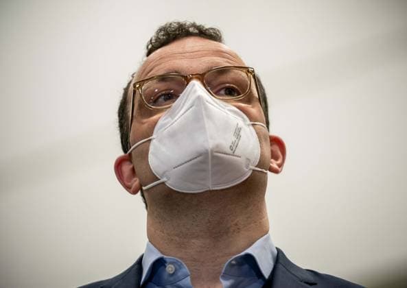 Jens Spahn spricht bei seinem Besuch am Ostermontag im Impfzentrum an der Berliner Messe, um sich über den Fortschritt der Impfungen an den Feiertagen zu informieren. Berlin Deutschland, Germany *** Jens Spahn speaks at his Visit on Easter Monday at Vaccination center to the Berlin Trade fair, at itself via the Progress the Vaccinations to the Holidays to inform Berlin Germany, Germany