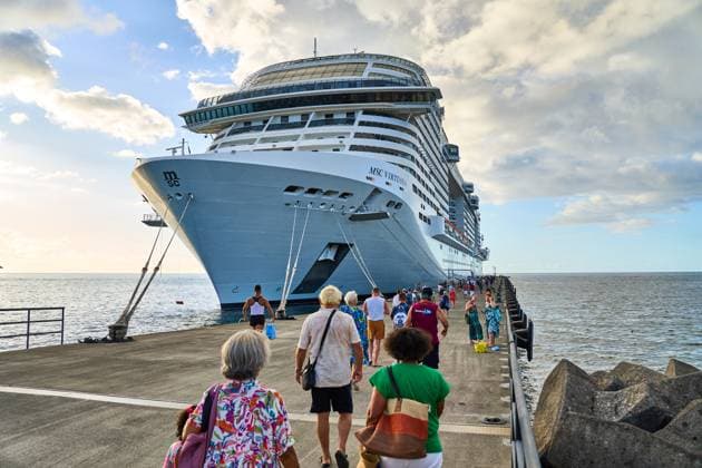 Saint George s, Grenada, Caribbean - January 10, 2025: Passengers board the cruise ship MSC Virtuosa in the port of Saint George s, Grenada.The MSC Virtuosa is one of the most modern ships in the Caribbean and a popular destination for cruise travelers *** Passagiere gehen an Bord des Kreuzfahrtschiffs MSC Virtuosa im Hafen von Saint George s, Grenada. Die MSC Virtuosa ist eines der modernsten Schiffe der Karibik und ein beliebtes Ziel für Kreuzfahrtreisende