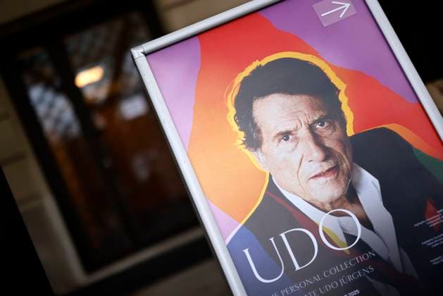Entertainment Themen der Woche KW03 Entertainment Bilder des Tages Der Nachlass von Udo Jürgens wird im Auktionshaus Sothebys versteigert. Zahlreiche erinnerungsträchtige Besitztümer des Schlagersängers wie Anzüge, Goldene Schallplatten oder erhaltene Preise stehen zur Auktion. Im Bild ein Plakat zur Versteigerung. Köln, 16.01.2025 NRW Deutschland *** The estate of Udo Jürgens is being auctioned off at Sothebys Numerous memorable possessions of the pop singer, such as suits, gold records and preserved prizes, are up for auction The picture shows a poster for the auction Cologne, 16 01 2025 NRW Germany Copyright: xChristophxHardtx