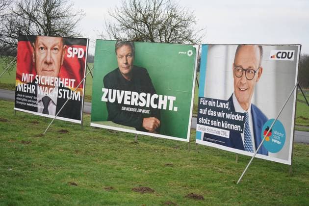 Köln, Wahlkampfplakate zur Bundestagswahl zum 21. Deutschen Bundestag am 23.02.2025, SPD Plakat von Olaf Scholz, Mit sicherheit mehr Wachstum, Robert Habeck mit Wahlspruch Zuversicht. CDU Wahlplakat von Friedrich Merz Wahlspruch: Für ein Land, das wir wieder stolz sein können *** Cologne, Election campaign posters for the federal election to the 21 German Bundestag on 23 02 2025, SPD poster of Olaf Scholz, With security more growth, Robert Habeck with election slogan confidence CDU election poster of Friedrich Merz election slogan For a country that we can be proud of again