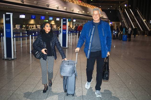 Entertainment Themen der Woche KW03 Entertainment Bilder des Tages Abflug ins RTL - Dschungelcamp 2025 Frankfurt Main, 15.1.2025 Jürgen Hingsen mit Ehefrau Francesca Santonocito beim Ablug nach Australien ins RTL Dschungelcamp am Frankfurter Flughafen Hessen Deutschland *** Departure to RTL Jungle Camp 2025 Frankfurt Main, 15 1 2025 Jürgen Hingsen with wife Francesca Santonocito departing for the RTL Jungle Camp in Australia at Frankfurt Airport Hesse Germany Copyright: xMatthiasxGränzdörferx