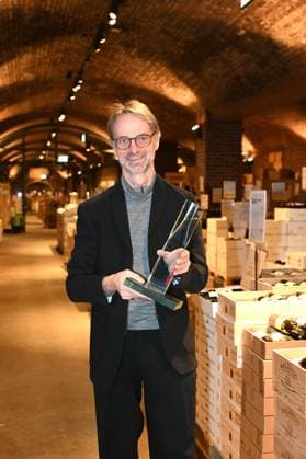 Andreas Brensing, Managing Director of Kölner Weinkeller posieri with Thophäe at the Kölner Weinkeller event was named Wine Merchant of the Year 2025 by the trade magazine Weinwirtschaft