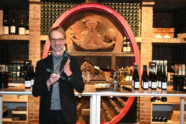 Andreas Brensing, Managing Director of Kölner Weinkeller posieri with Thophäe at the Kölner Weinkeller event was named Wine Merchant of the Year 2025 by the trade magazine Weinwirtschaft