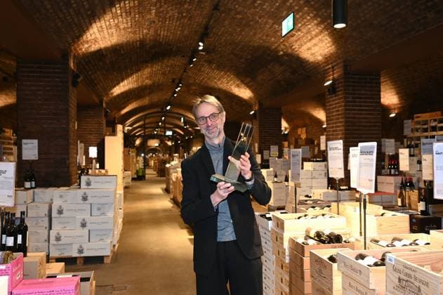 Andreas Brensing, Managing Director of Kölner Weinkeller posieri with Thophäe at the Kölner Weinkeller event was named Wine Merchant of the Year 2025 by the trade magazine Weinwirtschaft