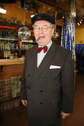 Ernst H. Hilbich, spielt den JuppAdamski, beim Fototermin am Set 10 Jahre Die Anrheiner in Koeln-Muelheim am 31.08.07. Am Ostersonntag 2008 wird es auf den Tag genau zehn Jahre her sein, dass die WDR-Serie zum ersten Mal ueber den Bildschirm lief. Die Epiosde, die zum Seriengeburtstag zu sehen ist, wird bereits am 31. August 2007 in Koeln-Muelheim gedreht. Photo: Siewert 31.08.2007 Nordrhein-Westfalen Germany *** Ernst H Hilbich, plays the JuppAdamski, at Photo session on Set 10 Years the Anrheiner in Cologne Muelheim on 31 08 07 on Easter Sunday 2008 will it at the Day exactly ten Years her be, that the WDR Series to first times Via the Screen ran the Epiosde, the to Series birthday to see is, will already on 31 August 2007 in Colog