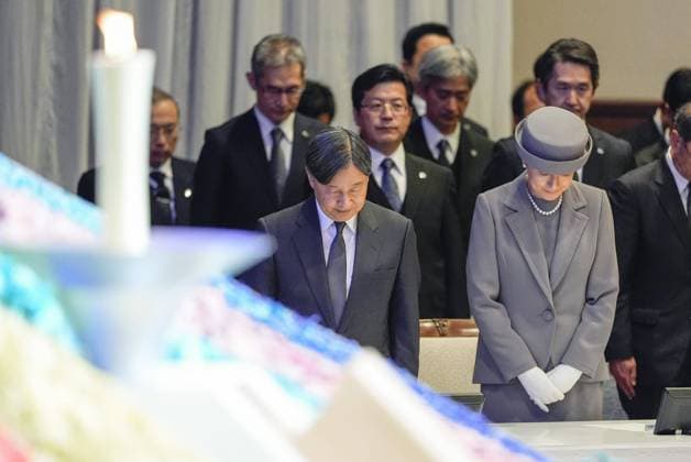 Bilder des Jahres 2025, Entertainment 01 Januar Entertainment Themen der Woche KW03 30th anniversary of Great Hanshin Earthquake Japanese Emperor Naruhito and Empress Masako observe a moment of silence during a memorial ceremony in Kobe in Hyogo Prefecture on Jan. 17, 2025, the 30th anniversary of the Great Hanshin Earthquake that struck the western Japan city and its vicinity, killing more than 6,400 people.  A14AA0003993559P