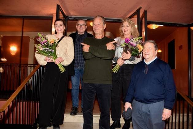Entertainment Themen der Woche KW03 Entertainment Bilder des Tages Darsteller Franziska Ferrari Schauspielerin Stefan Preiss Schauspieler Tom Gerhardt Schauspieler Irene Schwarz Schauspielerin Stefan Bieker Schauspieler Muenchen 16.01.2025 Komoedie im Bayerischen Hof Premiere Hausmeister Krause Du lebst nur Zweimal ¨¨¨ Muenchen *** Actor Franziska Ferrari Actress Stefan Preiss Actor Tom Gerhardt Actor Irene Schwarz Actress Stefan Bieker Actor Munich 16 01 2025 Komoedie im Bayerischen Hof Premiere Hausmeister Krause Du lebst nur Zweimal ¨¨¨¨ Muenchen