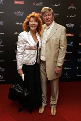Regina Thoss, Saengerin, und Mann, Gala Goldene Henne im Berliner Friedrichstadtpalast, Preisverleihung der Super Illu, Ostdeutscher Medienpreis, Deutschland, Germany *** Regina Thoss, Saenger, and Man, Gala Golden Hen at Berlin Friedrichstadtpalast, Award ceremony the Super Illu, Ostdeutscher Media prize, Germany, Germany