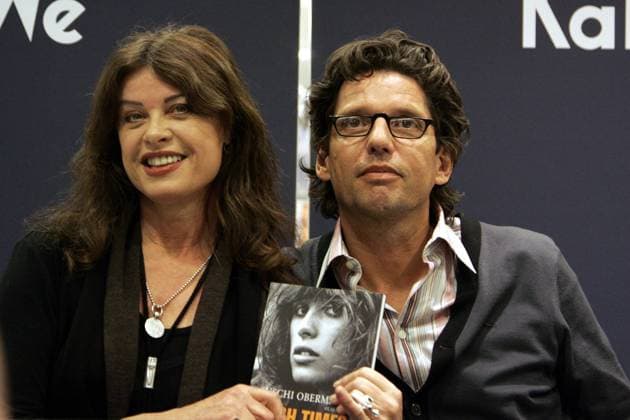 Uschi Obermaier, Signierstunde im Berliner Kaufhaus KaDeWe, Buchvorstellung ihrer Autobiografie High Times - Mein wildes Leben , mit dem Autor Olaf Kraemer, der die Geschichte aufgeschrieben hat, Deutschland, Germany *** Uschi Obermaier, Signing session at Berlin Department store KaDeWe, Book presentation their Autobiography High Times My wild Life , with the Author Olaf Kraemer, the the History written down has, Germany, Germany