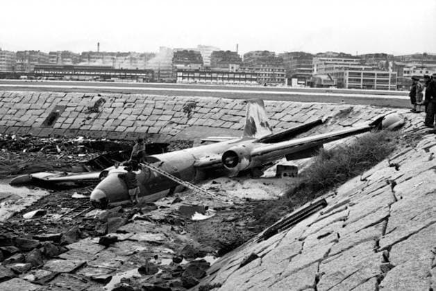 Archivbilder der Woche KW03 A Royal Air Force Canberra bomber lying in a ditch south of the main parking apron at Kai Tak Airport after it veered off the runway and went over the seawall. 05 Aug 1968 Hong Kong Hong Kong EDITORIAL USE ONLY  Copyright: xx MER1308151030437002 ChuxMing-hoix scmpphotos725488
