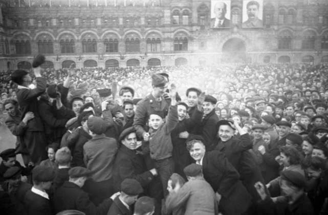 Victory Day, May 9, 1945, in Moscow 5982233 09.05.1945 The end of the Great Patriotic War (1941-1945). Muscovites celebrate Victory Day, May 9, 1945, on Red Square. Khalip Moscow Russia  Copyright: xKhalipx