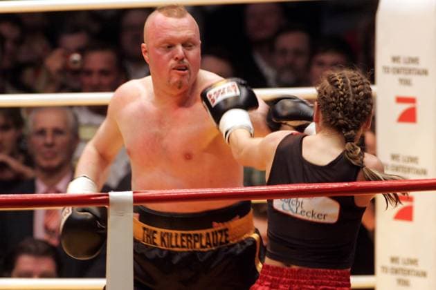 Stefan Raab VS Regina Halmich, the Revenge, Boxing match in the Koelnarena, TV Show, the Battle ends with a Victory for Halmich to Points, the Entertainer Raab boxed already 2001 against the World Champion and let itself extra a Irokesenhaarschnitt for the Battle cut, Germany, Germany