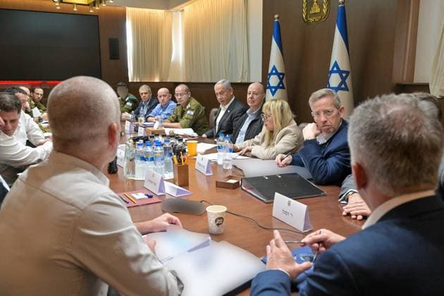 News Themen der Woche KW03 News Bilder des Tages January 17, 2025, Jerusalem, Israel: Israeli Prime Minister BENJAMIN NETANYAHU (rear center) convenes his Security Cabinet at the Prime Minister s Office to discuss the proposed hostage release deal with Hamas of the Gaza Strip. In an announcement following the meeting the PMÃ¢â‚¬â ¢s Office: Ã¢â‚¬oeFollowing an evaluation of all diplomatic, security and humanitarian aspects, and while understanding that the proposed deal supports the achievement of the objectives of the war, the Security Cabinet has recommended that the Government approve the proposed framework. The Government will convene later today.Ã¢â‚¬Â A cease fire is set to begin Sunday, 19th January, 2025, at 12:15 PM, and a small group of the first hostages are expected to be rel - ZUMAi99_ 20250117_zip_i99_001 Copyright: xKobixGideon IsraelxGpox