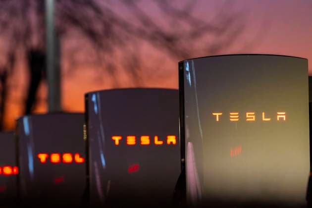 16 01 2025, Bernau am Chiemsee, Felden Bayern , The US company Tesla has a charging park for electric cars here on the A8 highway Tesla drivers and other electric car manufacturers can charge their car battery at 14 modern fast charging stations All stalls are Supercharger Version V4 16 01 2025, Tesla 16 01 2025, Tesla