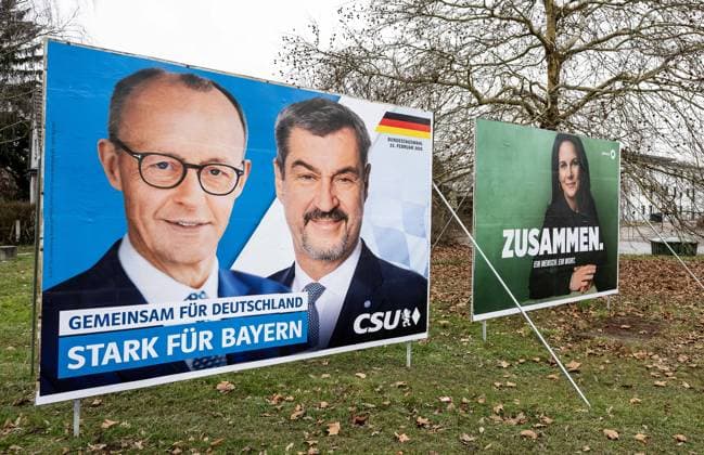 Muenchen GER, Themenbild, Wahlplakate zur Bundestagswahl in Deutschland 2025, Augsburg, 17.01.2025. CSU, Friedrich Merz, Dr. Markus Soeder, Slogan: Gemeinsam fuer Deutschland, Stark fuer Bayern. Grossplakat. Die Gruenen Gruene, Annalena Baerbock, Slogan: Zusammen. Ein Mensch. Ein Wort. Grossplakate. GER, Themenbild, Wahlplakate zur Bundestagswahl in Deutschland 2025, Augsburg, 17.01.2025. Eibner-Pressefoto Franz Feiner *** Munich GER, Theme picture, Election posters for the federal election in Germany 2025, Augsburg, 17 01 2025 CSU, Friedrich Merz, Dr Markus Soeder, Slogan Gemeinsam fuer Deutschland, Stark fuer Bayern Grossplakat Die Gruenen Gruene, Annalena Baerbock, Slogan Zusammen Ein Mensch Ein Wort Grossplakate GER, Theme picture, Copyright: xEibner-Pressefoto FranzxFeinerx EP_HFR