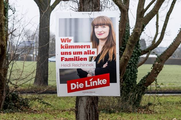 Muenchen GER, Themenbild, Wahlplakate zur Bundestagswahl in Deutschland 2025, Augsburg, 17.01.2025. Die Linke, Heidi Reichinnek, Slogan: Wir kuemmern uns um alle Familien. GER, Themenbild, Wahlplakate zur Bundestagswahl in Deutschland 2025, Augsburg, 17.01.2025. Eibner-Pressefoto Heike Feiner *** Munich GER, Theme picture, Election posters for the federal election in Germany 2025, Augsburg, 17 01 2025 Die Linke, Heidi Reichinnek, Slogan Wir kuemmern uns um alle Familien GER, Theme picture, Election posters for the federal election in Germany 2025, Augsburg, 17 01 2025 Eibner Pressefoto Heike Feiner Copyright: xEibner-Pressefoto HeikexFeinerx EP_HFR