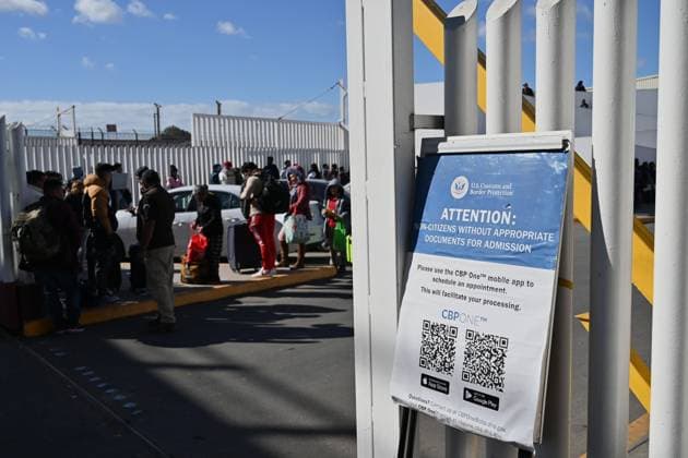 News Bilder des Tages January 17, 2025, Tijuana, Baja California, Mexico: Asylum seekers prepare to enter the United States as a Mexican immigration official checks their documents for their CBP One appointments at El Chaparral border crossing port in Tijuana, Mexico on Friday, January 17, 2025. Incoming President Donald Trump has promised to shut down the CBP One asylum app for migrants crossing legally. The CBP One mobile app allows asylum seekers to schedule appointments through U.S. Customs and Border Protection (CBP) to enter the United States. At least for now. In June, outgoing President Joe Biden issued an executive action that makes most migrants who cross the border illegally ineligible for asylum. A move that essentially made CBP One the only way to a - ZUMAm180 20250117_zip_m180_007 Copyright: xCarlosxA.xMorenox