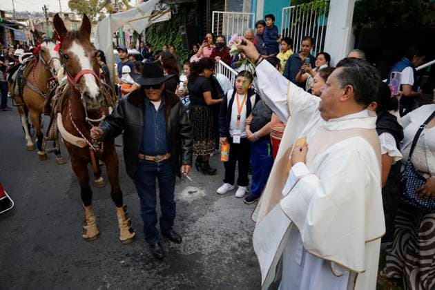 Mexico City Residents Bless Their Pets On The Occasion Of Saint Anthony The Abbot s Day A priest outside a parish blesses the pets of residents of the southern end of Mexico City, Mexico, on January 17, 2025, on the occasion of Saint Anthony the Abbot s Day, the patron saint of animals. Mexico City Mexico  Copyright: xGerardoxVieyrax originalFilename: vieyra-notitle250117_npgD9.jpg
