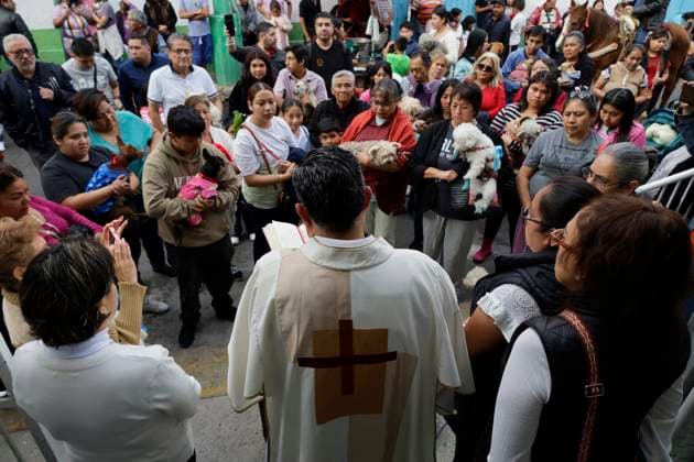 Mexico City Residents Bless Their Pets On The Occasion Of Saint Anthony The Abbot s Day A priest outside a parish blesses the pets of residents of the southern end of Mexico City, Mexico, on January 17, 2025, on the occasion of Saint Anthony the Abbot s Day, the patron saint of animals. Mexico City Mexico  Copyright: xGerardoxVieyrax originalFilename: vieyra-notitle250117_npx32.jpg