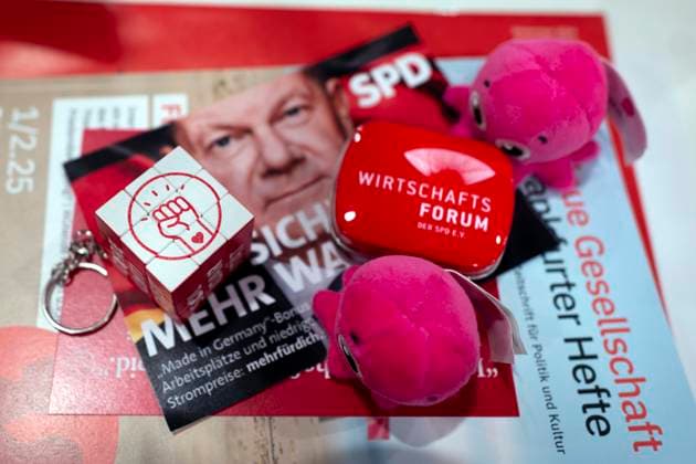 Wahlparteitag SPD DEU, Deutschland, Germany, Berlin, 11.01.2025 Zauberwuerfel mit Symbol Faust und Box mit Logo Wirtschaftsforum als Merchandising auf dem Parteitag zur Verabschiedung vom Wahlprogramm bzw. Regierungsprogramm auf dem Bundesparteitag der SPD mit dem Motto Mehr Fuer Dich Besser Fuer Deutschland in Berlin Deutschland . Nach dem Bruch der Drei-Parteien-Bundeskoalition im vergangenen November werden in Deutschland am 23. Februar 2025 vorgezogene Bundestagswahlen abgehalten. en: Magic cube and Box with the Wirtschaftsforum logo as merchandising at the party conference for the adoption of the election program or government program at the federal party conference of the SPD with the motto More for you, better for Germany in Berlin