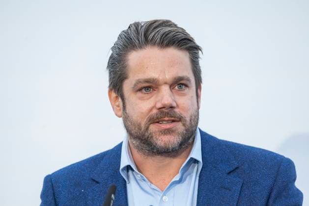 Strabag-Vorstandsvorsitzender Klemens Haselsteiner ist am 17. Januar 2025 im Alter von 44 Jahren verstorben. Unser Foto zeigt den Chef des österreichischen Baukonzerns Strabag SE beim Richtfest am künftigen Fernbahnhof an Flughafen Stuttgart im Oktober 2024 (Archivfoto). 11.10.2024: Stuttgart, Baden-Württemberg, Deutschland, Europa *** Strabag CEO Klemens Haselsteiner died on January 17, 2025 at the age of 44 Our photo shows the head of the Austrian construction group Strabag SE at the topping-out ceremony for the future long-distance train station at Stuttgart Airport in October 2024 Archive photo 11 10 2024 Stuttgart, Baden Württemberg, Germany, Europe