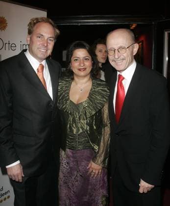 Niels und Ladan Stolberg, Preistraeger, und Willi Lemke, Laudator, bei der Preisverleihung zu Mutmacher des Jahres im Berliner Tipi Zelt am Knazleramt, Berlin Germany *** Niels and Ladan Stolberg, Prizewinner, and Willi Lemke, Laudator, at the Award ceremony to Encourager of Year at Berlin Tipi Tent on Knazleramt, Berlin Germany