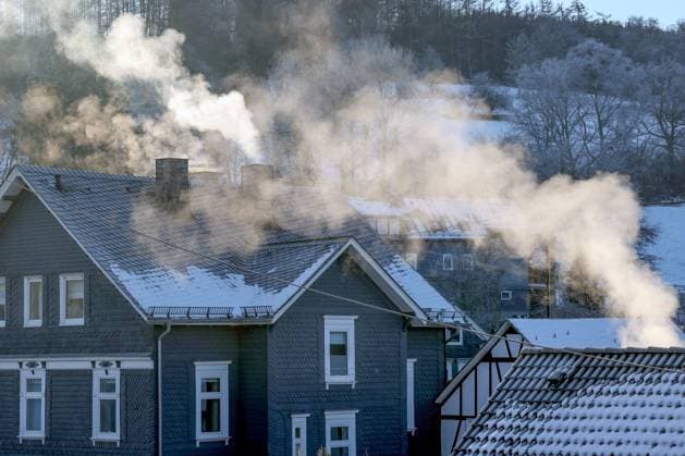Ein kalter Wintermorgen im Siegerland. Nach einer eisigen Nacht Qualmen, Dampfen die Schornsteine auf den Haeusern (Häusern) am Morgen. Schornsteine in Siegen im Gegenlicht. Winter im Siegerland am 18.01.2025 in Siegen Deutschland. *** A cold winter morning in Siegerland After an icy night smoke, the chimneys on the houses houses in the morning chimneys in Siegen in the backlight winter in Siegerland on 18 01 2025 in Siegen Germany