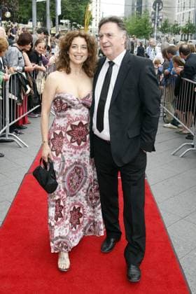 Isabell Varell und Ehemann, Gala zum 25-jaehrigen Bestehen des neuen Friedrichstadtpalast in Berlin, Roter Teppich, Ankunft der Gaeste, Berlin Germany *** Isabell Varell and Husband, Gala to 25 annual Existence of New Friedrichstadtpalast in Berlin, Red Carpet, Arrival the Guests, Berlin Germany