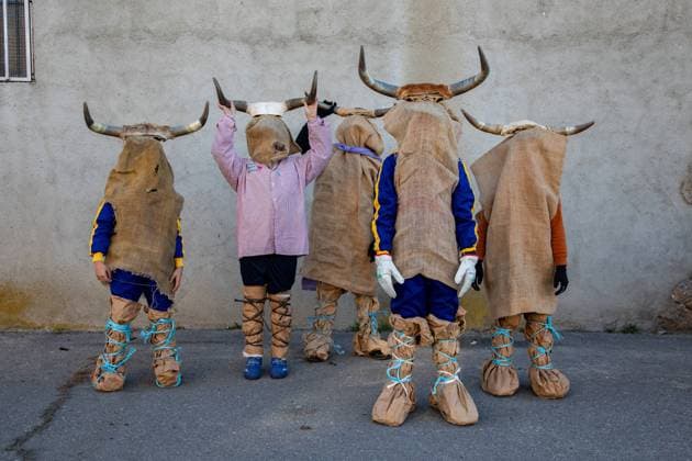 Bilder des Jahres 2025, News 01 Januar News Themen der Woche KW03 News Bilder des Tages Festejo de Las Toras , within the festivity of San Antón, in El Fresno Ávila Several people in costume during the festivity of Las Toras, on January 18, 2025, in El Fresno, Ávila, Castilla y León Spain The Toras are the main characters of this tradition and their main mission is to scare and gore anyone who crosses their path Their clothing consists of a burlap sack that covers their head and trunk, legs covered with paper sacks fastened with strings and cow horns that they carry in their hands The Toras walk through the streets of the town in silence, without speaking and communicating by gestures so as not to be recognized by anyone 18 JANUARY 2025 TORAS FESTEJO SAN ANTÓN ABULENSES ÁVILA TRADITION TRADITIONS El Fresno, Ãvila Castilla y L  Copyright: xRafaelxBastantex 6462885