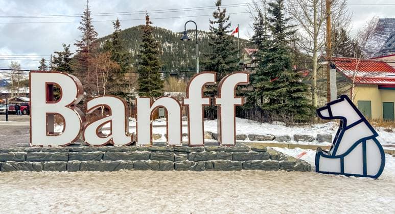 Banff, Alberta, Kanada. 14. Dezember 2024. Ein Schild von Banff steht stolz in einer verschneiten Winterlandschaft und heißt die Besucher der malerischen Stadt willkommen. Banff, Alberta, Canada. Dec 14, 2024. A Banff sign stands proudly in a snowy winter landscape, a welcoming sight for visitors to the picturesque town. Copyright: xZoonar.com MarvinxSamuelxTOLENTINO-PINEDAx 22625160