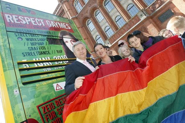 Klaus Wowereit und Katy Karrenbauer eroeffnen die Pride Week die mit den Respect Gaymes und dem CSD-Umzug ihre Hoehepunkte haben vor dem Roten rathaus in Berlin, Berlin Deutschland, Germany *** Klaus Wowereit and Katy Cart builder eroeffnen the Pride Week the with the Respect Gaymes and the CSD Relocation their Highlights have before the Red City Hall in Berlin, Berlin Germany, Germany