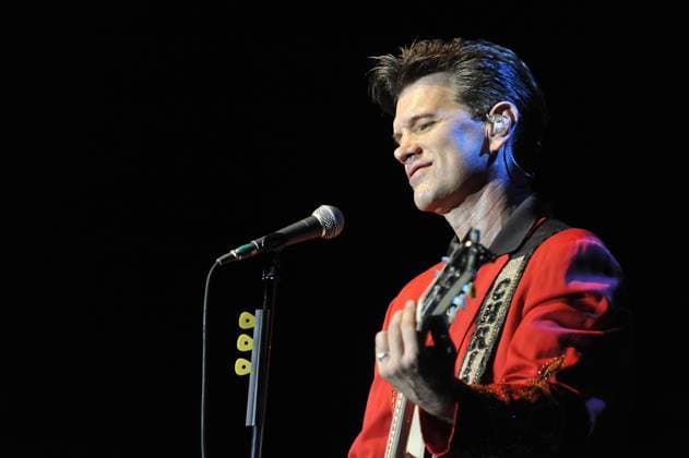 Chris Isaak, Saenger und Gitarrist, im Konzert im Berliner Tempodrom, Musik, Rock, Pop, Photos: Zinken, 08.06.2010 Berlin Germany, Deutschland *** Chris Isaac, Singers and Guitarist, at Concert at Berlin Tempodrom, Music, Rock, Pop, Photos Prongs, 08 06 2010 Berlin Germany, Germany