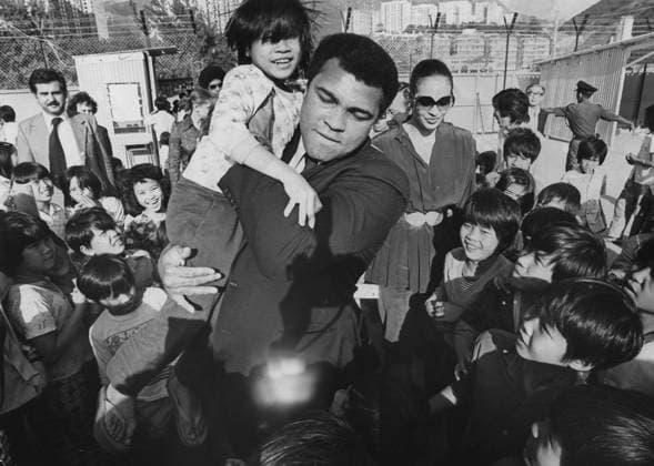 Archivbilder der Woche KW03 Muhammad Ali and wife at Kai Tak East Refugee Transit Centre. 22DEC79 Hong Kong Hong Kong EDITORIAL USE ONLY  Copyright: xx MER1606041446189327 SunnyxLeex scmpphotos891808