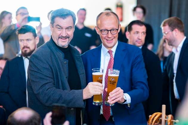 News Themen der Woche KW03 News Bilder des Tages 19.01.2025 - Kanzlerkandidat und Bundesvorsitzender der CDU Friedrich Merz beim Weißwurst-Frühstück in seinem Wahlkreis in Brilon in der St. Hubertus Schützenhalle mit Bayerns Ministerpräsident Markus Söder. , Brilon Nordrhein-Westfalen Deutschland St. Hubertus Schützenhalle