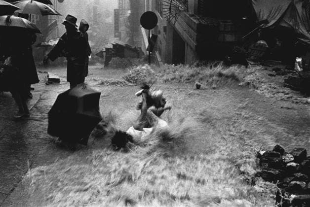 Archivbilder der Woche KW03 A woman is swept down at the junction of Third and Centre Street, Sai Ying Pun under heavy rainstorm spread across the city. 12 June 1966 HONG KONG HONG KONG EDITORIAL USE ONLY  Copyright: xx 1439648 ChanxKiux scmpphotos914779