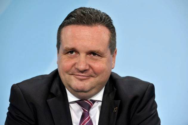 Stefan Mappus, PK im Berliner Bundeskanzleramt zur Ausgestaltung des Atom-Moratoriums der Bundesregierung mit den Ministerpraesidenten der Laender mit Atomkraftwerken, Aussetzung der Verlaengerung der Laufzeiten, Berlin Deutschland, Germany *** Stefan Mappus, PK at Berlin Federal Chancellery to Design of Atom Moratorium the Federal government with the State Premiers the Countries with nuclear power plants, Suspension the Extension the Running times, Berlin Germany, Germany