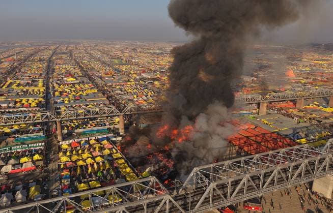 Bilder des Jahres 2025, News 01 Januar News Themen der Woche KW03 News Bilder des Tages Maha Kumbh Mela Festival In Prayagraj, India Smoke billows out after a fire breaks out in tents during the Mahakumbh festival, at Sangam in Prayagraj, India, on January 19, 2025. Prayagraj (Allahabad) India  Copyright: xSanjayxKanojiax originalFilename: kanojia-notitle250119_np9Om.jpg