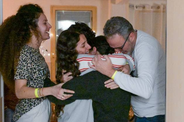 Bilder des Jahres 2025, News 01 Januar News Themen der Woche KW03 Romi Gonen, 24, pictured here hugging family members, was released by Hamas on Sunday, January 19, 2025, along with two other female hostages as part of a cease-fire agreement between Israel and the terrorist group. The women spent 471 days in captivity after being abducted on October 7, 2023. Photo via Israel GPO  WAX2025011919 ISRAELxGPO