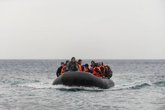 Ein Boot mir Fluechtlingen faehrt am 24.02.2016 in Mytilini auf der Insel Lesbos, Griechenland auf die Kueste zu. Die Insel in der Aegaeis ist einer der Hotspots an dem Fluechtlinge mit Booten von der tuerkischen Kueste ueber das Meer nach Europa uebersetzen. Foto: Markus Heine Griechenland, greece *** a Boat me Refugees runs on 24 02 2016 in Mytilini at the Island Lesbos, Greece at the Coast to the Island in the Aegean Sea is a the Hotspots to the Refugees with Boating from the Turkish Coast Via the Sea to Europe uebersetzen Photo Markus Heine Greece, Greece