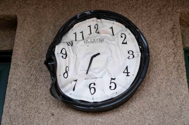 News Themen der Woche KW03 News Bilder des Tages USA, Schäden nach Waldbränden in Los Angeles un Umgebung, Eindrücke aus Altadena January 19, 2025, Altadena, California, USA: A clock melted and damaged by the Eaton Fire is seen at an elementary school in Altadena, California, on January 19, 2025. Altadena USA - ZUMAc68_ 20250119_zaf_c68_025 Copyright: xRingoxChiux