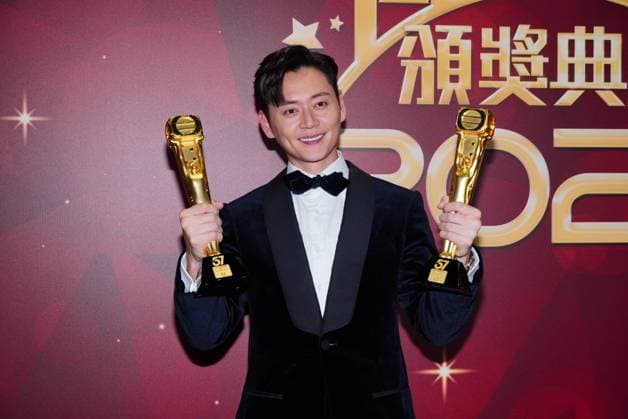 Bilder des Jahres 2025, Entertainment 01 Januar Entertainment Themen der Woche KW03 MACAO, CHINA - JANUARY 19: Actor Owen Cheung Chun Long poses with trophy on the backstage during 2024 TVB Anniversary Awards ceremony on January 19, 2025 in Macao, China.  Copyright: xVCGx 111543314082