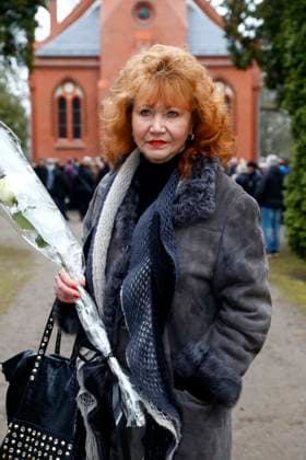 Ekki Goepelt, Trauerfeier und Beisetzung des Schlagersaenger und Radiomoderator auf dem Auferstehungsfriedhof in Berlin, mit Regina Thoss, Berlin Deutschland, Germany *** Ekki Goepelt, Funeral service and Burial of Schlagersaenger and Radio host at the Resurrection cemetery in Berlin, with Regina Thoss, Berlin Germany, Germany