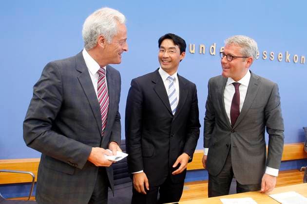 BM Peter Ramsauer, BM Philipp Roesler und BM Norbert Roettgen in der Bundespressekonferenz, Thema die vom Bundeskabinett beschlossene Energiewende, Berlin Deutschland, Germany *** BM Peter Ramsauer, BM Philipp ROESLER and BM Norbert ROETTGEN in the Federal Press Conference, Subject the from Federal Cabinet adopted Energy turnaround, Berlin Germany, Germany