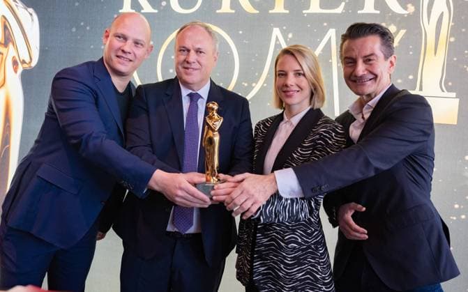 Bilder des Jahres 2025, Entertainment 01 Januar Entertainment Themen der Woche KW04 Entertainment Bilder des Tages 20250120 Kick-off der KURIER ROMY 2025 WIEN, OESTERREICH - 02. MAERZ: Filmfestival Kitzbuehel-Gruender und Geschaeftsfuehrer Michael Reisch, KURIER CEO - Geschaeftsfuehrer, Journalist und stellvertretender Chefredakteur Richard Grasl, Kitzbuehel Tourismus Geschaeftsfuehrerin Viktoria Veider-Walser und ORF-Generaldirektor Roland Weissmann waehrend des Kick-offs des Oesterreichs begehrtesten Film- und Fernseh-Preis die KURIER ROMY 2025 mit Einblick, Ausblick und detaillierter Information rund um die KURIER ROMY GALA 2025 am 28.11.2025 in Kitzbuehel in die SKY Bar im STEFFL am 20. Jänner 2025 in Wien, Oesterreich. 250120_SEPA_17_008 Copyright: xIsabellexOuvrardx SEPAxMedia