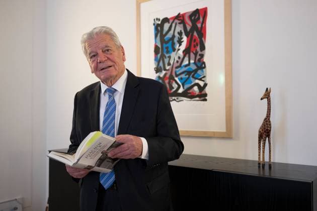 Bilder des Jahres 2025, News 01 Januar News Themen der Woche KW04 News Bilder des Tages Seine Karriere war Joachim Gauck (Foto vom 20.01.2025) nicht in die Wiege gelegt. Geboren im Krieg, verbrachte er eine praegende Lebenszeit in der DDR. Gauck wurde Pfarrer, spaeter Bundespraesident. Am 24. Januar wird er 85 und ist weiter ein gefragter Gespraechspartner. (Siehe epd-Portraet) EDITORIAL USE ONLY *** Joachim Gauck was not born into his career Photo from 20 01 2025 Born during the war, he spent a formative period of his life in the GDR Gauck became a pastor, later Federal President On January 24, he turns 85 and continues to be a sought-after interlocutor See epd portrait EDITORIAL USE ONLY Copyright: epd-bild RolfxZoellnerx(Zöllner) _DSF9352