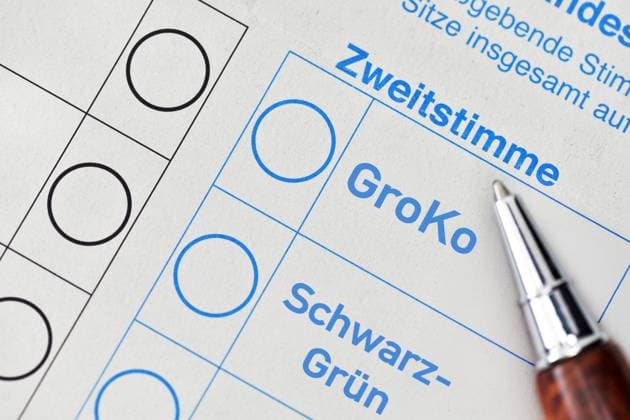 FOTOMONTAGE, Stimmzettel zur Bundestagswahl mit Aufschrift GroKo und Schwarz-GrÃ¼n *** FOTOMONTAGE, ballot paper for the Bundestag election with the inscription GroKo and Black Green ** NUR FUER REDAKTIONELLE ZWECKE ** EDITORIAL USE ONLY **